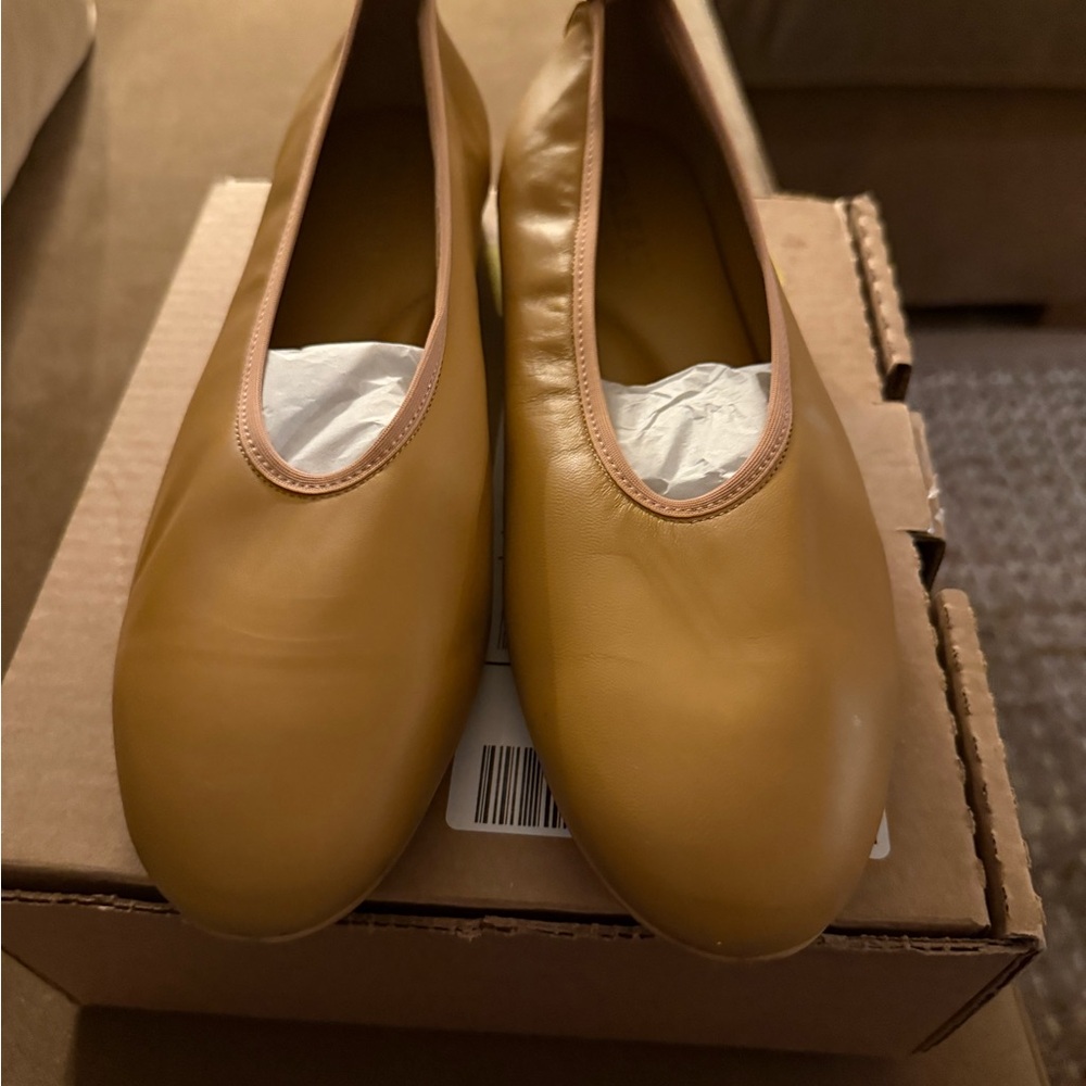 BRABD NEW ITALEAU TAN LEATHER FLATS